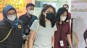 2024年9月5日，在印尼雅加達，被解僱的菲律賓市長郭華萍(中)被指控協助建立非法線上遊戲和詐騙中心並逃避菲律賓參議院的調查，由移民官員押送驅逐出境