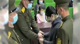北韓女學生因觀看韓劇而被戴上手銬帶走。（圖／翻攝自YouTube）