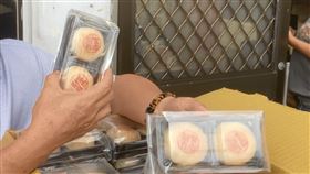 1萬顆綠豆椪遭棄單  業者上網求援2小時售空台東市1家伴手禮店因和客戶溝通出問題，1萬顆綠豆椪遭棄單，店家上網求援，以1/5價格拋售，網友發揮愛心又可搶便宜，2小時掃光。池上鄉長林建宏也採購送給鄉內文健站長者。中央社記者盧太城台東攝  113年9月6日