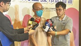 ▲江先生（中）檢查出肺纖維化才知自己罹患自體免疫疾病。（圖／記者簡浩正攝影）