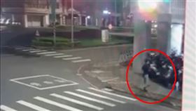 丟雞蛋,民進黨高雄市黨部,鼓山分局