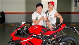 胡瓜（左）跟歐弟分享重機。（圖／《下面一位》提供）