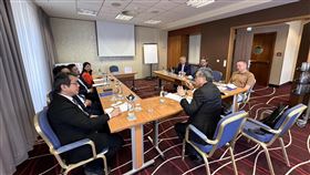 立院代表團與德勒斯登議員與官員會談歐機電8月20日舉行動土儀式，台德全力準備台灣工程師赴德工作配套措施。立院德國小組代表率團前往德勒斯登，與來自當地的國會議員及市府官員討論如何具體協助台人融入德國。（駐德代表處提供）中央社記者林尚縈柏林傳真 113年9月6日