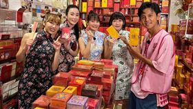 左起何美、舒子晨、林莎、籃籃與阿翔在香港出外景。（圖／民視提供）