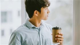 過量咖啡因與心血管疾病有關？ 研究驚曝：一天喝「2杯大冰拿」就有風險(圖/潮健康)