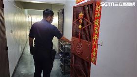 鄰居報警找來鎖匠開門，驚見沙發上躺著一名男子已死亡多時。（圖／翻攝畫面）