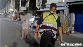 86歲嬤半夜出門做生意／翻攝畫面