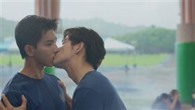 「雙廷CP」陳彥廷、蔡振廷與鍾岳軒，戲外玩起床咚三角戀。（圖／影集《某某》劇組提供）