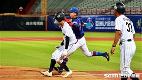 ▲亞洲U18青棒錦標賽，台灣隊投手林鉑濬觸殺日本隊三壘跑者。（圖／記者劉彥池攝影）