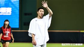 ▲亞洲U18青棒錦標賽，台灣隊0：1遭到日本隊完封，先發投手陳睦衡賽後和球迷致意。（圖／記者劉彥池攝影）