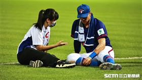 ▲亞洲U18青棒錦標賽，台灣隊0：1遭到日本隊完封，柯敬賢賽後和心理諮商師交談。（圖／記者劉彥池攝影）