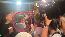 柯美蘭在粉絲的包圍護送下順利離場。（圖／記者黃翎瑄攝）