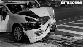 保時捷撞上行人飼養的狗。（圖／翻攝畫面）