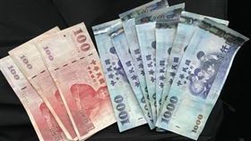 鍾男路上撿到7300元送警局。（圖／翻攝自記者爆料網）