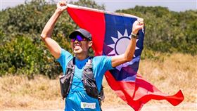 陳彥博克服考驗  肯亞230公里超馬賽奪冠台灣極地超馬運動員陳彥博征戰非洲肯亞230公里超馬賽，從賽前服用瘧疾藥物而產生不適，到面對地形考驗、對手追趕，歷經5天賽程，儘管疲累仍展現意志力，當地時間6日奪得冠軍。（陳彥博提供）中央社記者黃巧雯傳真  113年9月7日