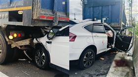 一輛白色休旅車「不明原因」直直插進砂石車尾，車頭擠壓變形。（圖／翻攝自東石之美臉書）
