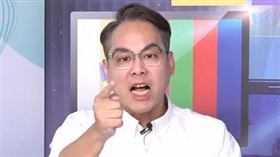 林昭印用力拍桌狂吼，「叫你們上街頭，一下出國，一下要上班，『藉口一大堆』，今天叫你上街頭了，禮拜天你要出來嗎？你敢出來嗎？」（圖／翻攝自民眾之聲YouTube頻道）