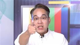 林昭印用力拍桌狂吼，「叫你們上街頭，一下出國，一下要上班，『藉口一大堆』，今天叫你上街頭了，禮拜天你要出來嗎？你敢出來嗎？」（圖／翻攝自民眾之聲YouTube頻道）