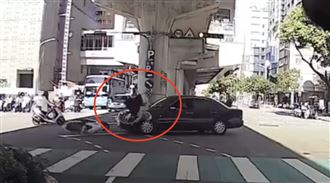 驚悚車禍！女騎士「引擎蓋上旋轉」慘重摔