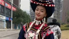 網紅「小英莫」曬衣服失足墜河。（圖／翻攝自微博）