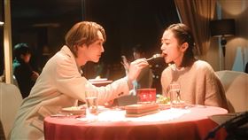 吉野北人(左)在《我的一夜騎士》勾搭人妻，夜遊橫濱瘋狂約會。（圖／中影提供）