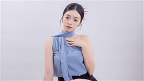 樂天啦啦隊女神曲羿高唱虐心情歌〈值不值得〉籲遠離渣男。（圖／海王星影業 提供）