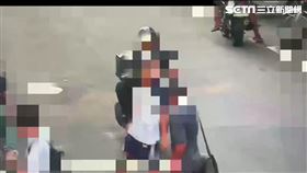 北市男子當街持一字起子恐嚇高職男學生。（圖／翻攝畫面）