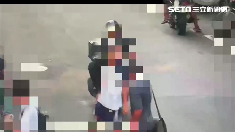 公車上爆口角　他下車持一字起追趕高職生