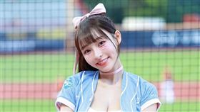 林襄接連推出日本寫真集和台灣版寫真集。（圖／翻攝臉書）