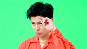 柯朋宇新歌MV挑戰一人分飾五角。(圖／光與澈音樂提供)