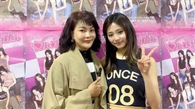 根據粉絲分享，子瑜媽媽今日親自到打歌現場支持女兒。（圖／翻攝自IG）