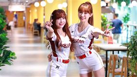 Yuri(右)跟孟潔出席高雄一日店長活動。（圖／樂天提供）