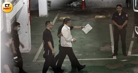 前台北市長、民眾黨主席柯文哲5日遭台北地方法院重開羈押庭裁定羈押禁見，之後搭乘專車於晚間6點半左右抵達台北看守所。（圖／CTWANT）