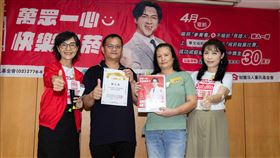 劉姓員警夫妻（左二、三）曾是吸菸者，兩人如今都已成功戒菸。（圖／董氏基金會提供）