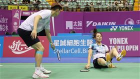 ▲台北公開賽4強混雙葉宏蔚、李佳馨，因李佳馨（右）左腳翻船退賽。（圖／台北羽球公開賽提供）