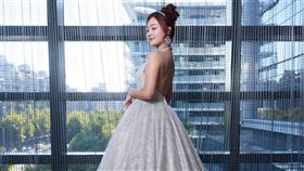 小紫胸前深V大膽的鏤空設計辣開到腰際。（圖／J2 plus婚紗攝影提供）