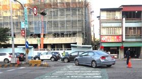 台中東區進化路口，2學童過斑馬線遭左轉小客車撞。行人地獄。（圖／民眾提供）