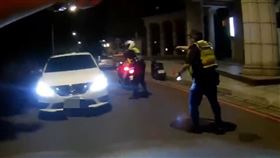 毒蟲直衝路檢點，差點撞上警方。（圖／警方提供）