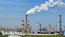 環境部：碳費審議意見逐漸收斂（1）環境部7日召開第3次碳費費率審議會。氣候署副署長黃偉鳴表示，討論內容逐漸收斂，預計第4次將會就不同情境模擬深入討論。圖為遠眺高雄林園工業區一景。中央社記者董俊志攝  113年5月7日