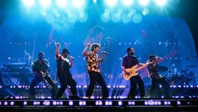 火星人布魯諾（Bruno Mars）在高雄世運開唱。（圖／Live Nation Taiwan提供）