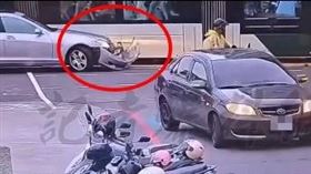 賓士疑違規左轉「撞上輕軌」，保險桿都掉了。（圖／翻攝自臉書粉絲專頁「Wowtchout - 地圖型行車紀錄器分享平台」）