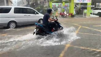 雨灌新北永和淹小河　騎士硬闖遭警驅離