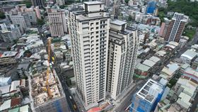 防堵新青安貸款投機　政院增訂新措施（1）新青安房貸政策被指衍生轉租、人頭戶等問題，行政院會27日通過修正青安貸款原則，2023年8月1日以後經銀行核貸新青安優惠貸款者，自2024年6月27日起，不得再次申貸本優惠貸款。圖為台北市北投區新建案大樓與周邊公寓住宅櫛比鱗次。中央社記者徐肇昌攝　113年6月27日