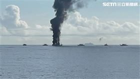 新北市貢寮區龍洞灣岬步道外海發生火燒船事件。（圖／翻攝畫面）