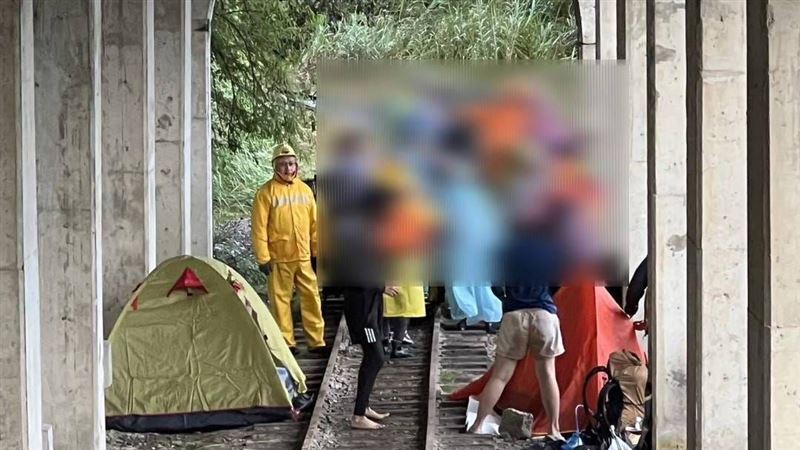 阿里山眠月線壁崩成水瀑　傳鐵鍊斷困10人