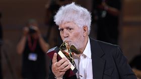 西班牙知名導演佩卓阿莫多瓦以首部英語長片《隔壁的房間》拿下最佳影片金獅獎。（圖／美聯社／達志影像）