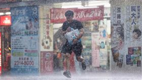 台北市區午後大雷雨　民眾奔跑過馬路中央氣象署23日下午針對台北等多個縣市發布大雨特報，北市中正區午後雨勢滂沱還伴隨陣陣雷聲，街上有行人未備雨具，在大雨中快跑過馬路。中央社記者王飛華攝  113年8月23日