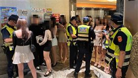 大安分局臨檢酒店。（圖／翻攝畫面）