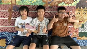 達文西國際發明展  台東豐里國小獲1金1特別獎台東縣豐里國小學生發明「單面膠台變雙面膠台的簡便結構」，在膠帶台前端加裝C形結構，輕輕一撕就能得到雙面膠，C形支架還可伸縮，生活化設計在2024美國AII達文西國際發明展獲得1金1特別獎。（中華創新發明學會提供）中央社記者許秩維傳真  113年9月8日