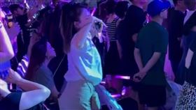 Melody被目擊在阿妹演唱會扭腰狂舞（圖／翻攝二丁目怪獸微博）